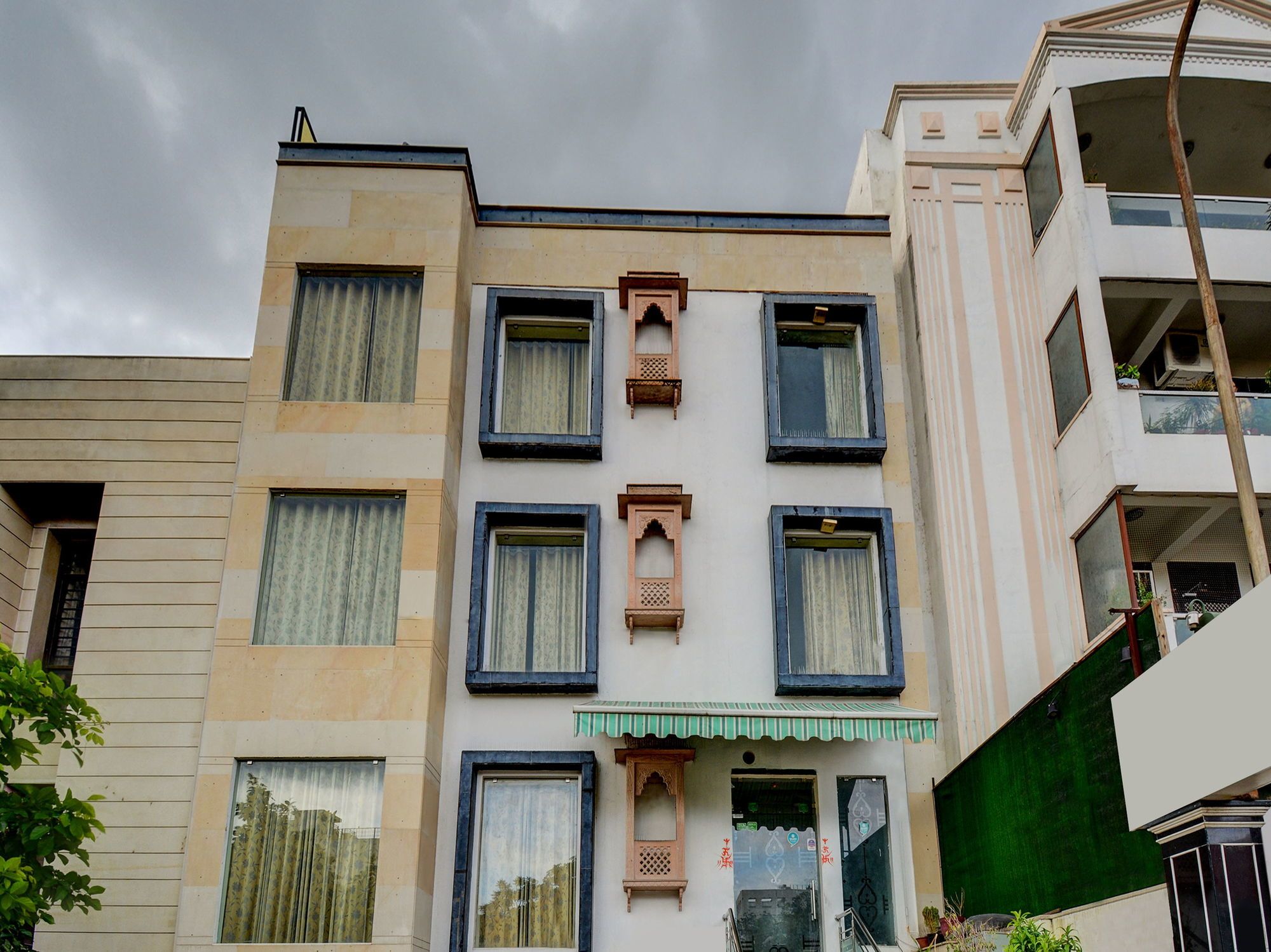 OYO 16127 Hotel Taurus