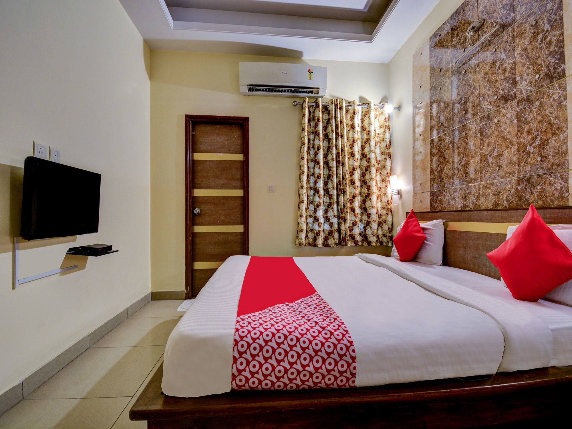 OYO 16127 Hotel Taurus