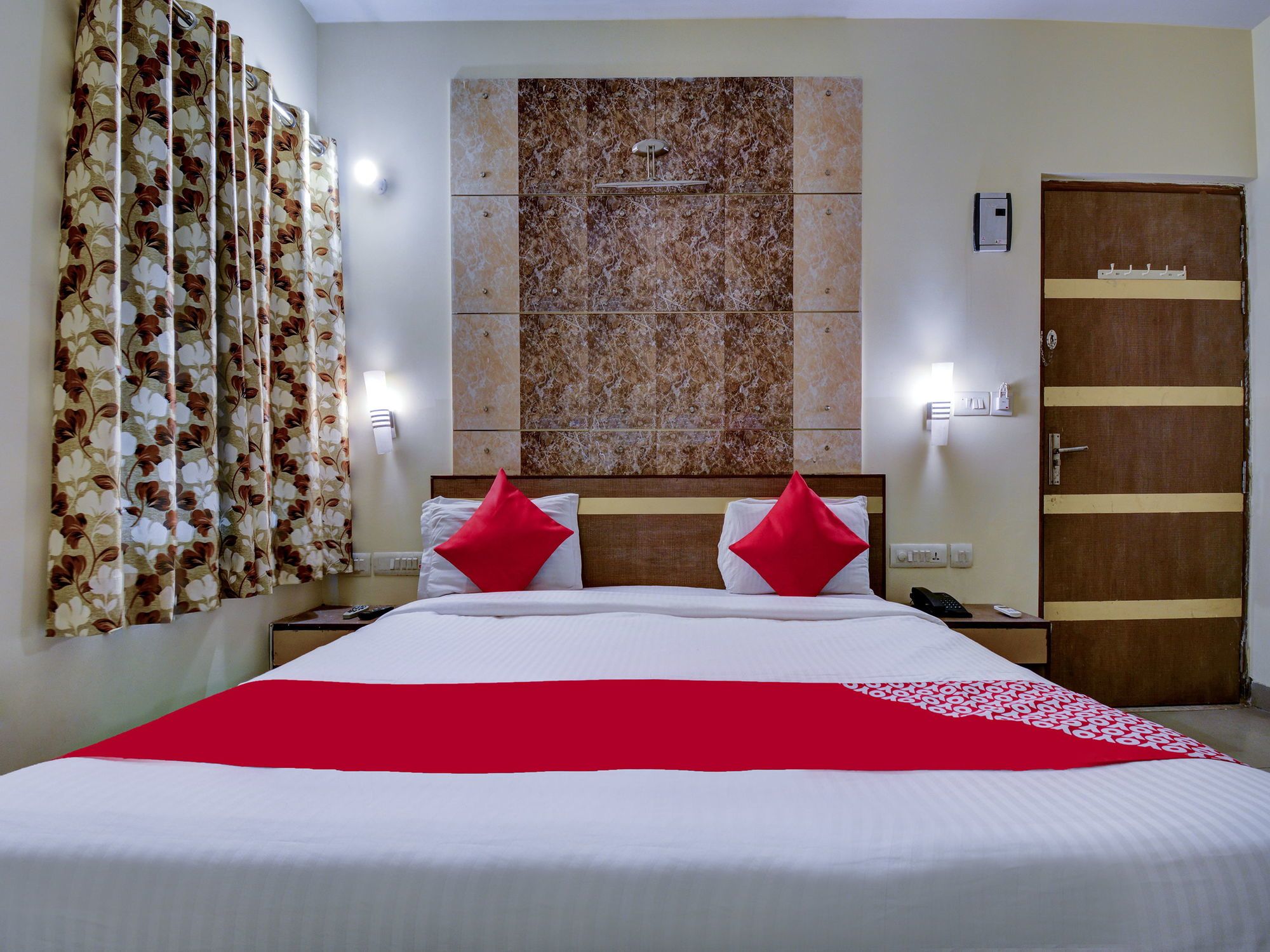 OYO 16127 Hotel Taurus