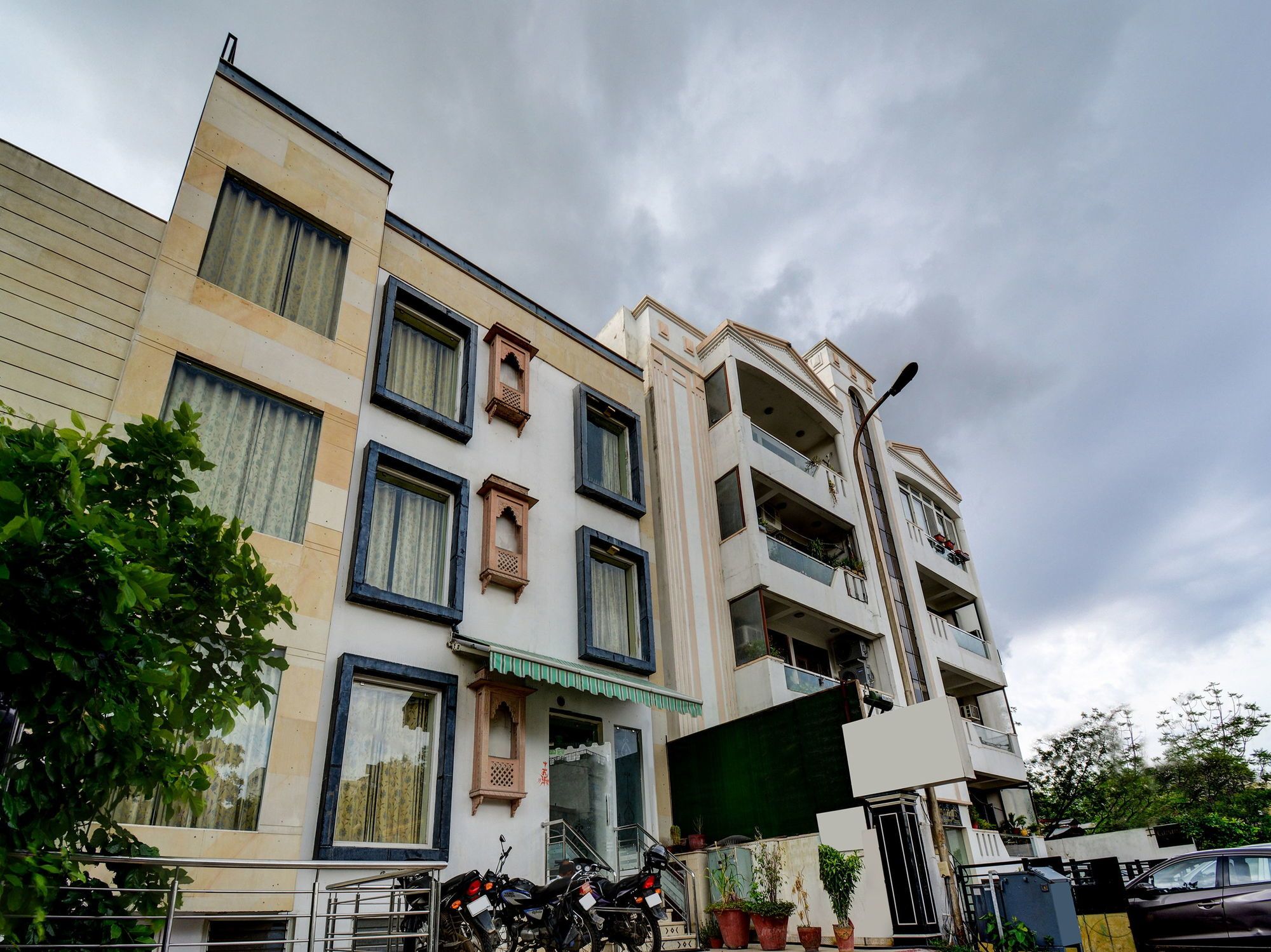 OYO 16127 Hotel Taurus