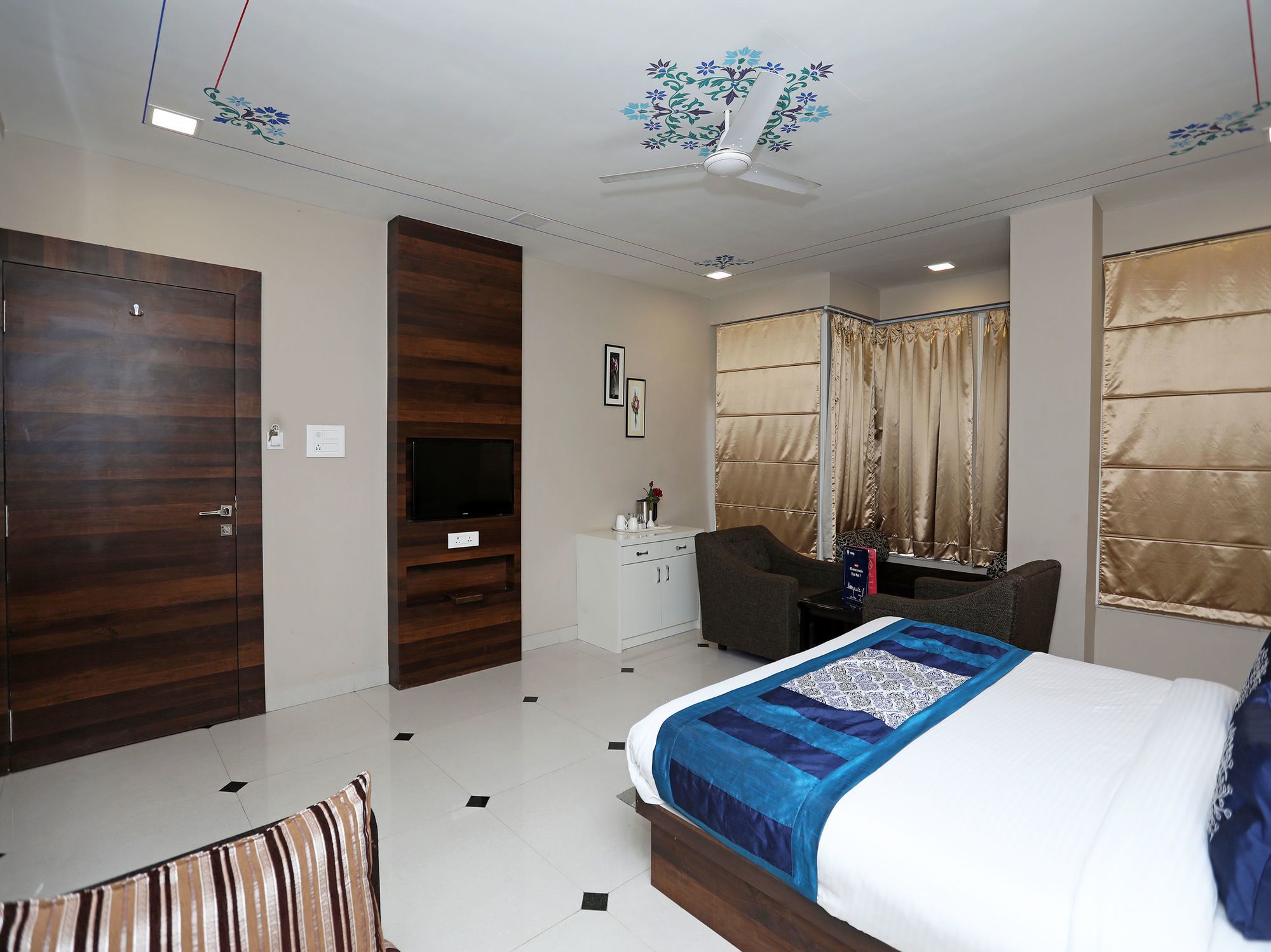 OYO 9972 Hotel Kingfisher