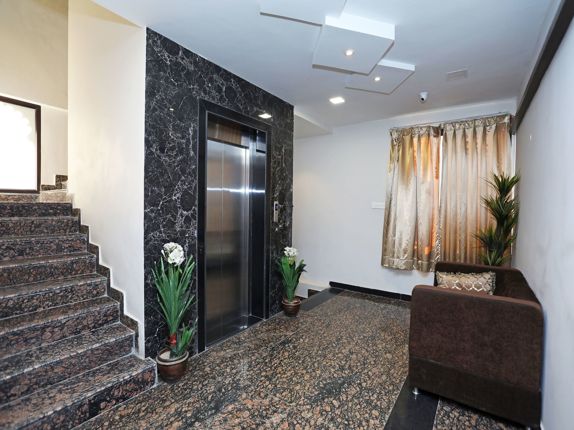 OYO 9972 Hotel Kingfisher