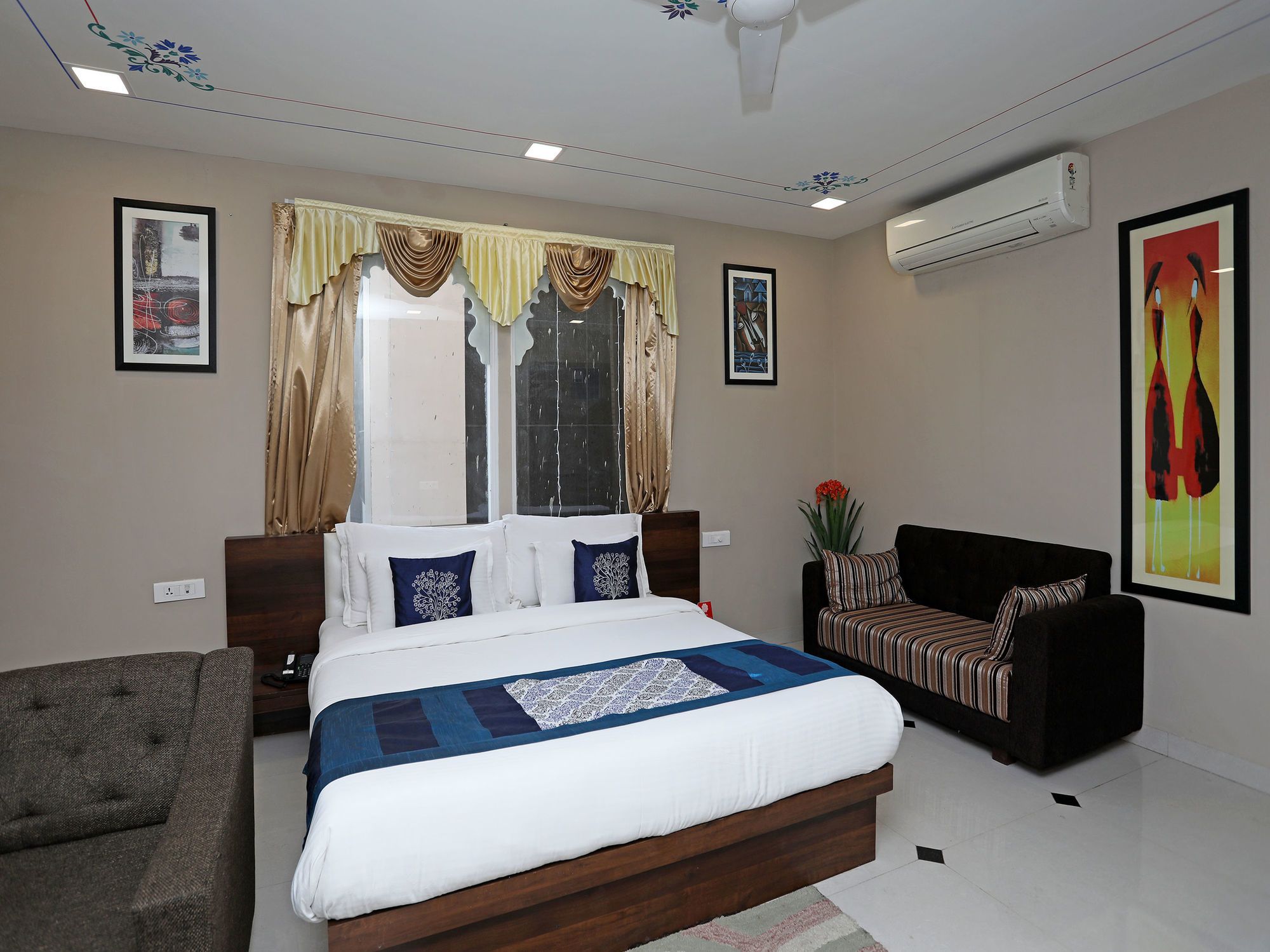 OYO 9972 Hotel Kingfisher