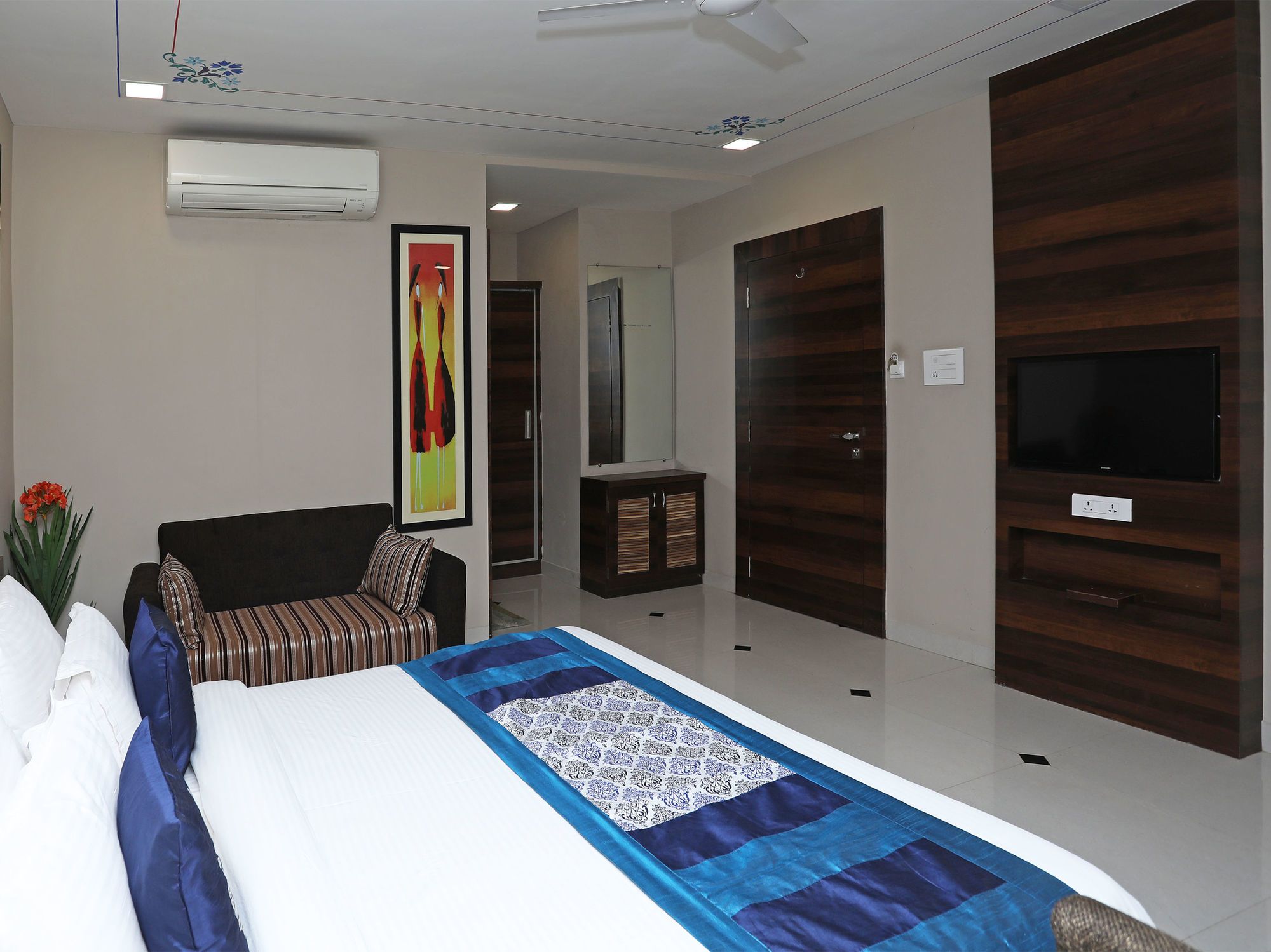 OYO 9972 Hotel Kingfisher
