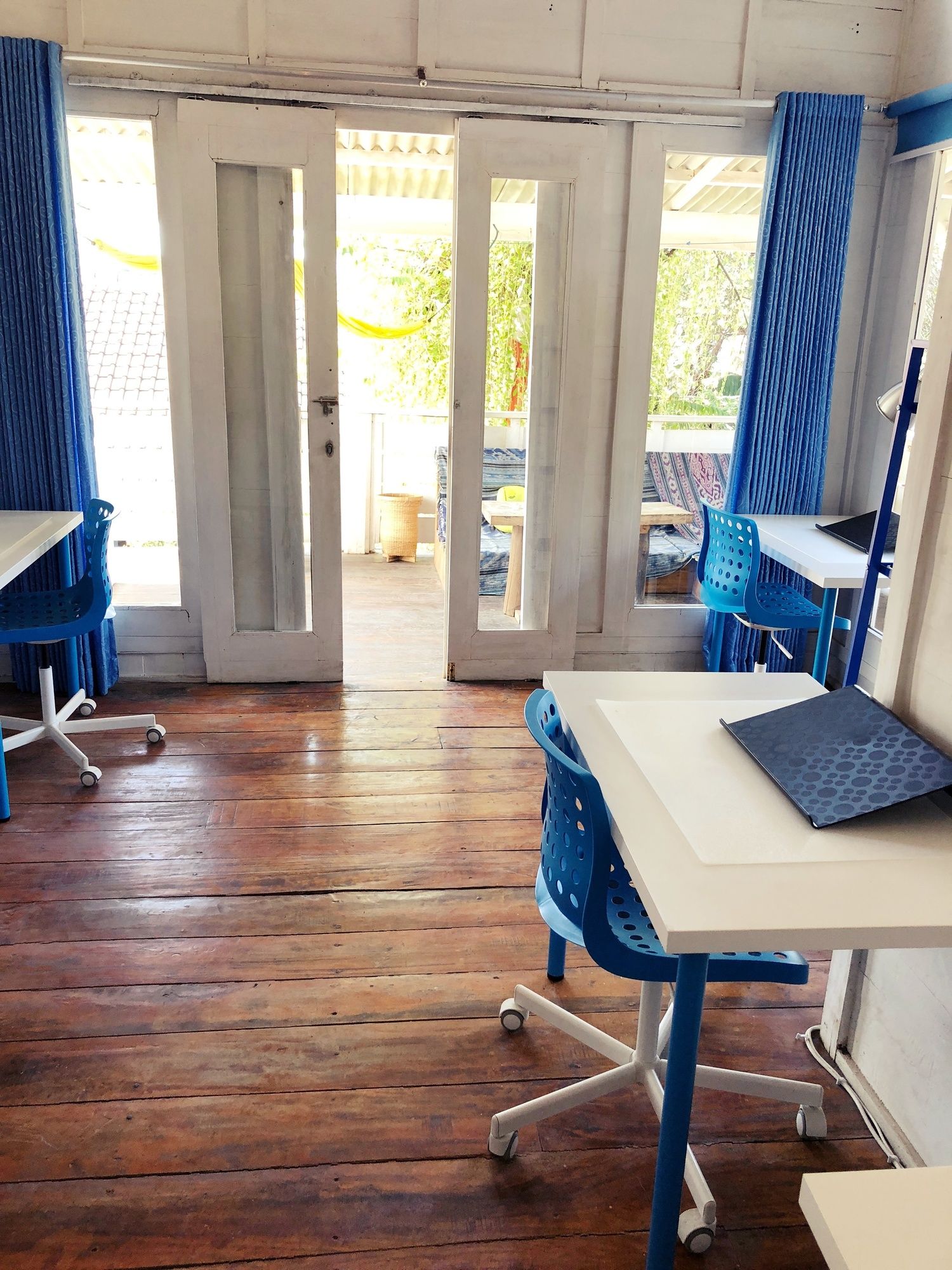 Salon de Nomad Gili T.