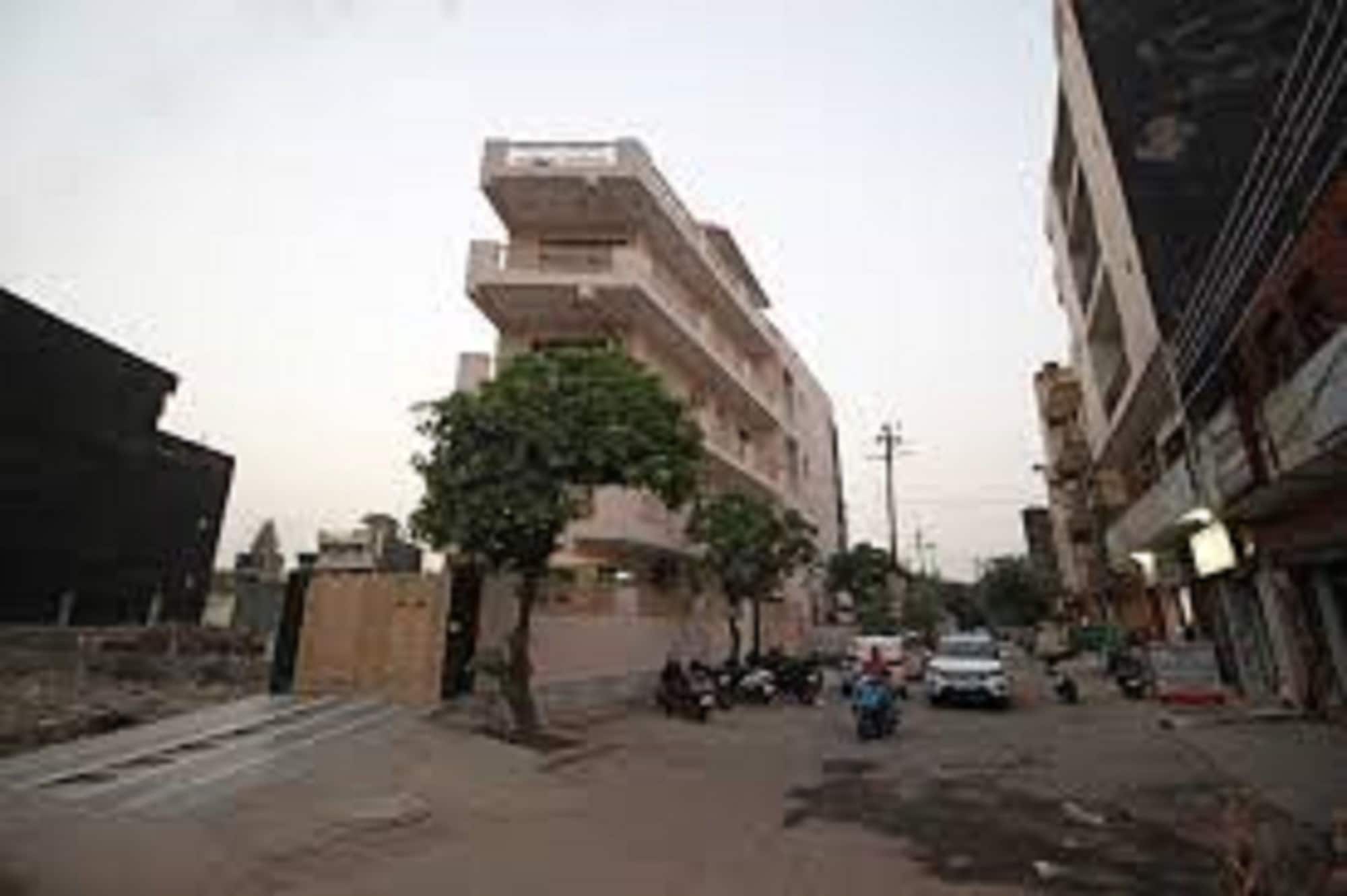 Side Image 2