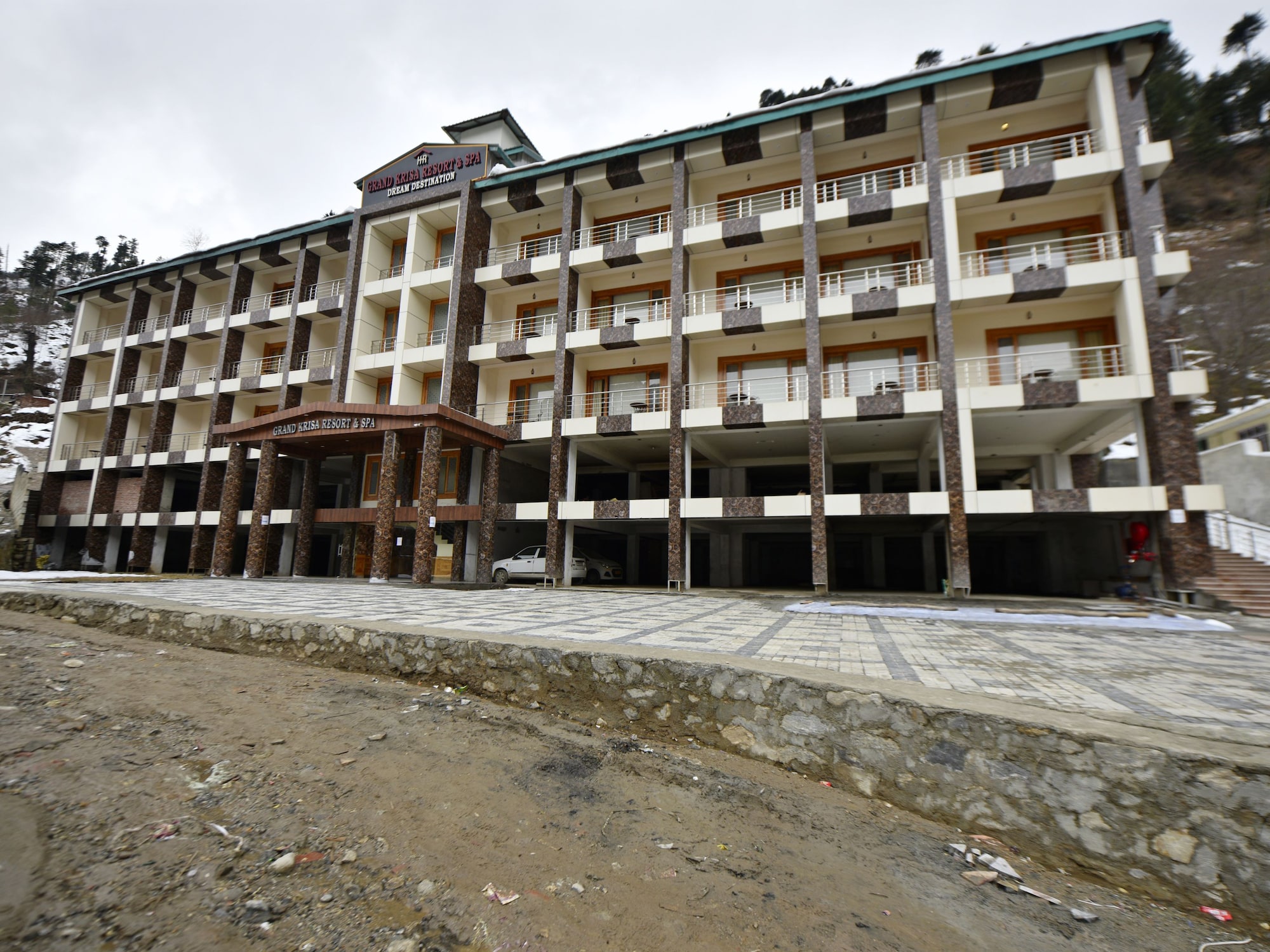 Capital O 28456 Grand Krisa Resort And Spa