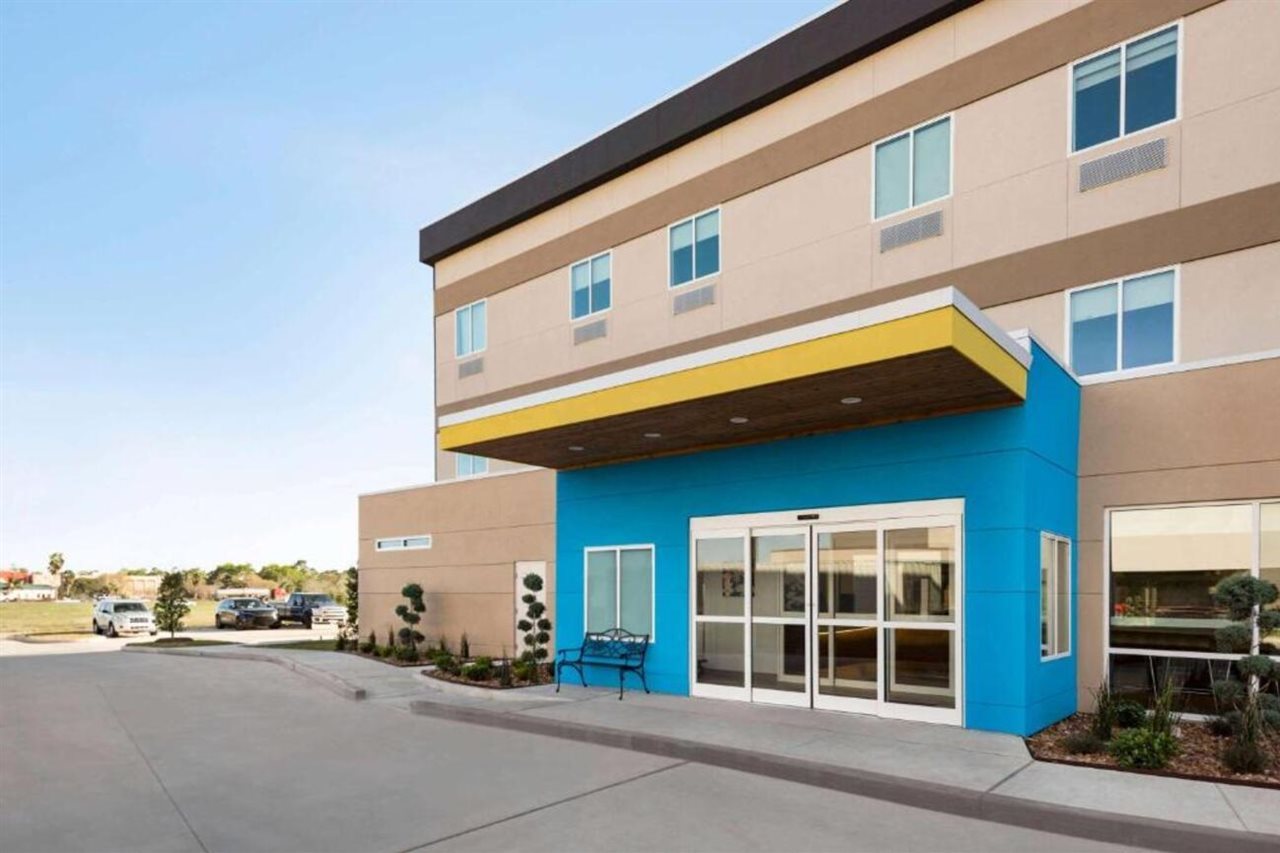 Days Inn & Suites By Wyndham Beaumont West / I-10 & Walden in Beaumont!