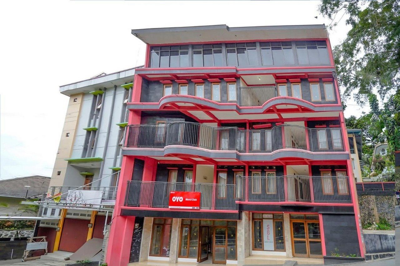 OYO 90035 Merci Club