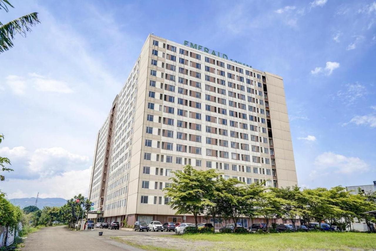 OYO 90042 Emerald Towers