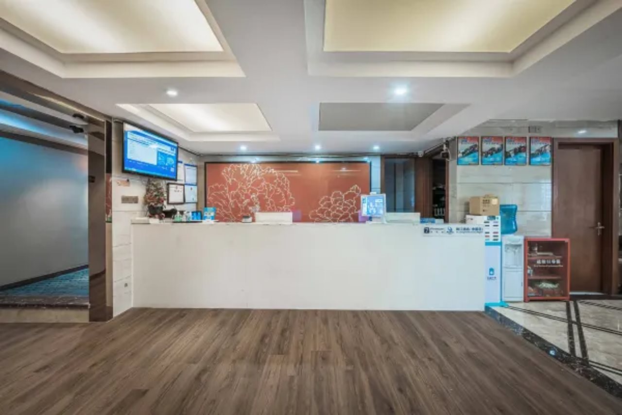 7 Days Premium (Chongqing Guanyinqiao Pedestrian Street Light Rail Station)