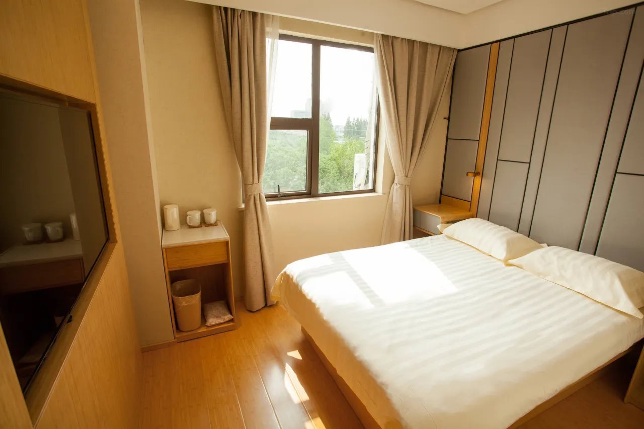 Ripple Hotel (Shanghai Hongqiao Railway Station National Exhibition Center Jinghua Road)