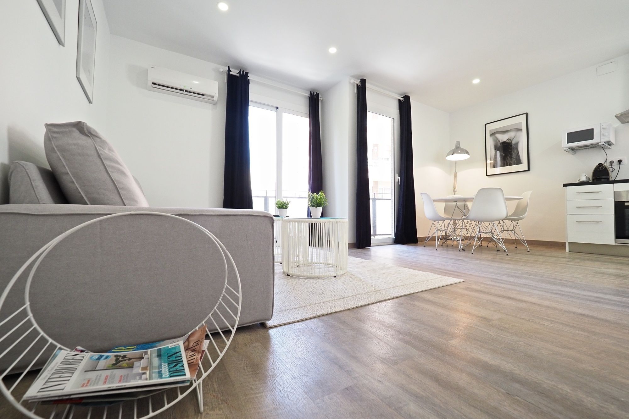 The White Flats Les Corts