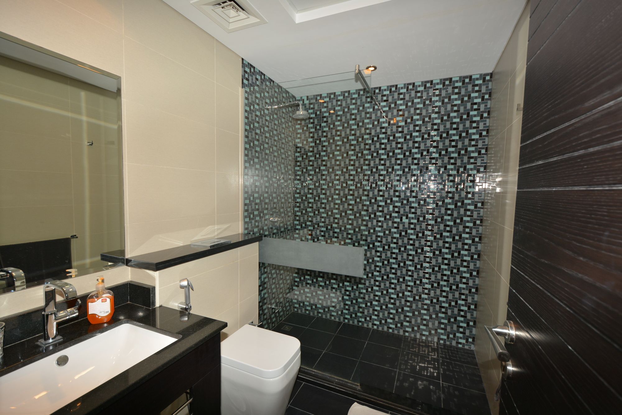 Cayan Tower by Deluxe Holiday Homes