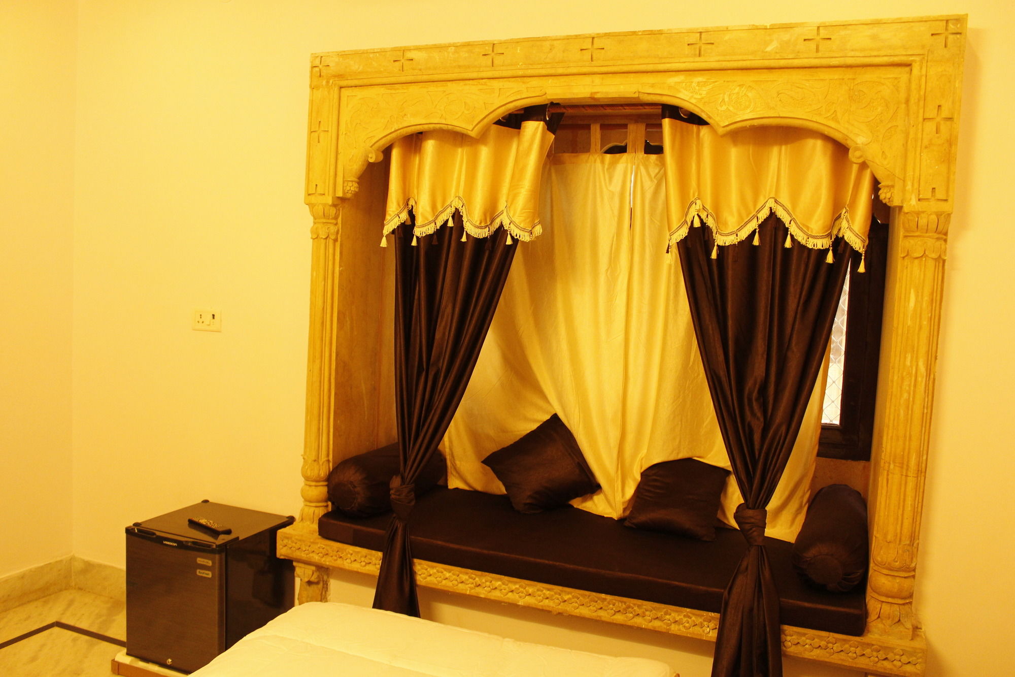 Dylan Cafe and Guest House