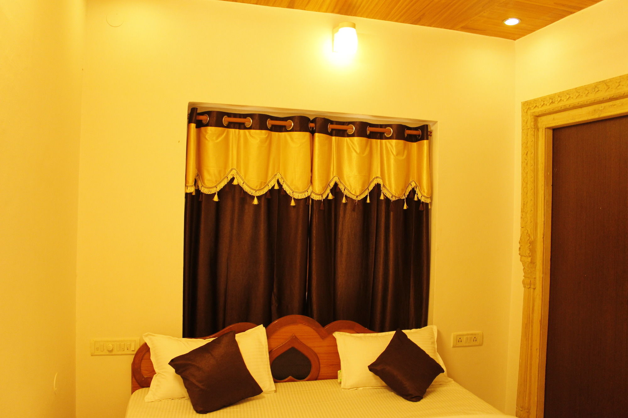 Dylan Cafe and Guest House