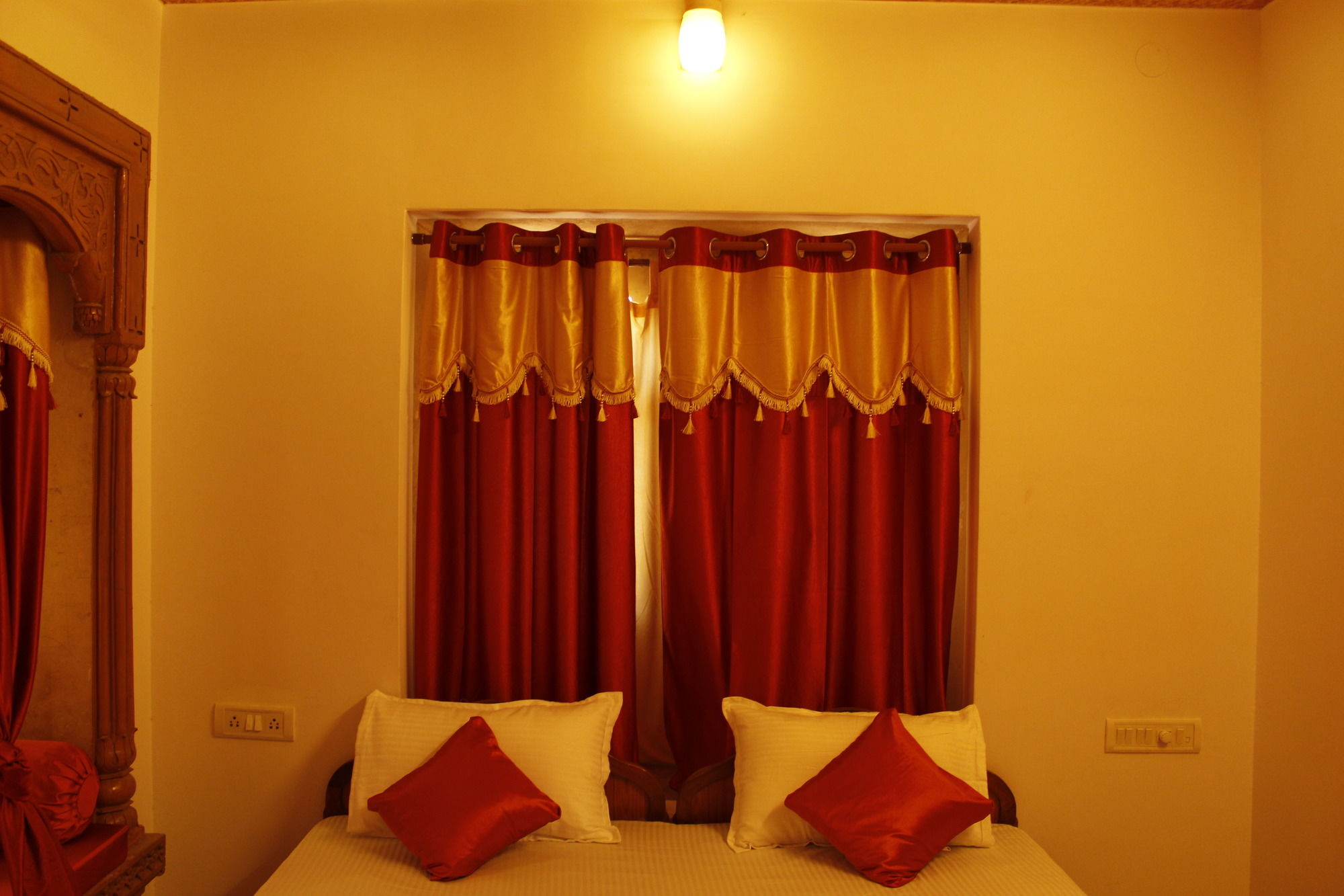 Dylan Cafe and Guest House