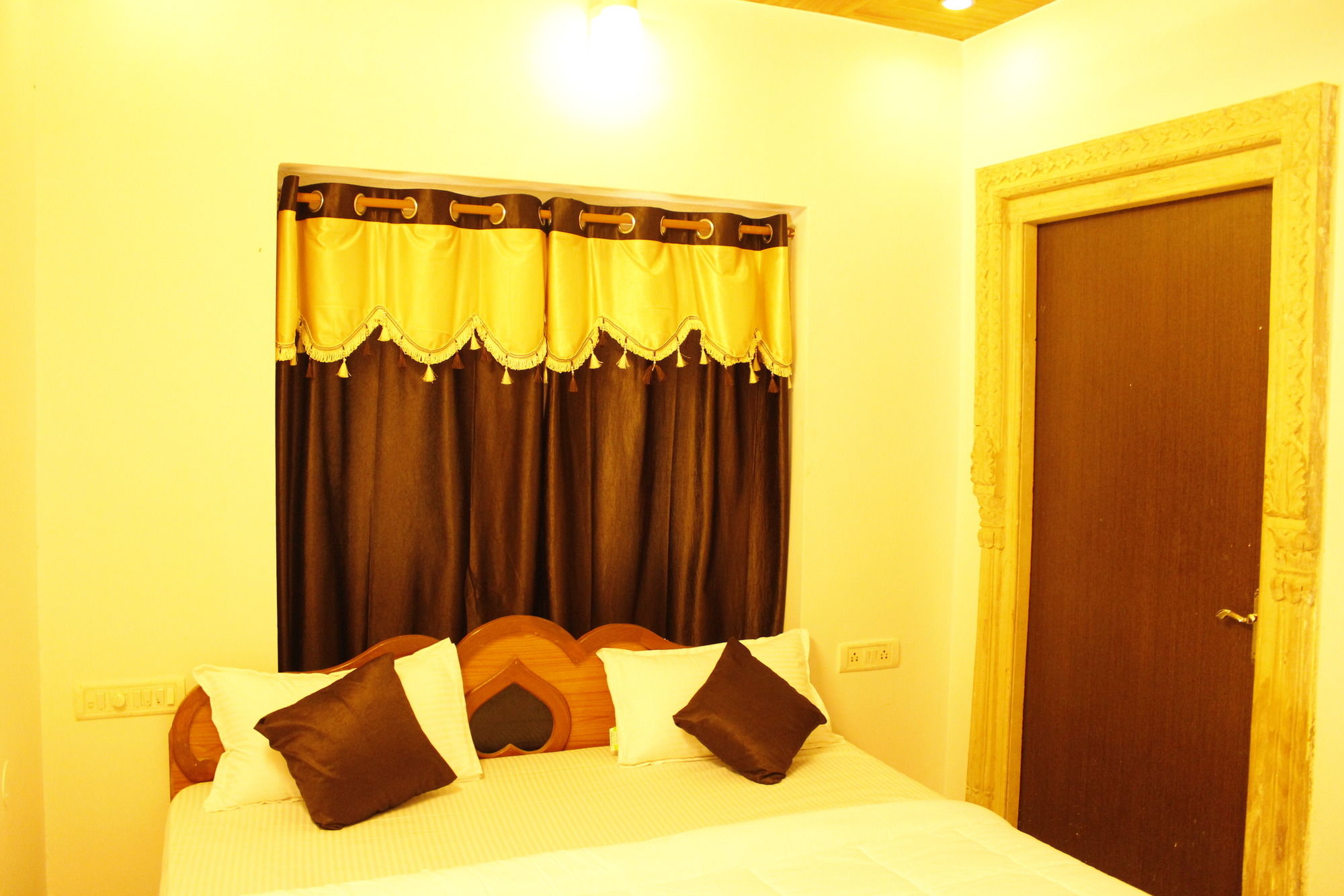 Dylan Cafe and Guest House