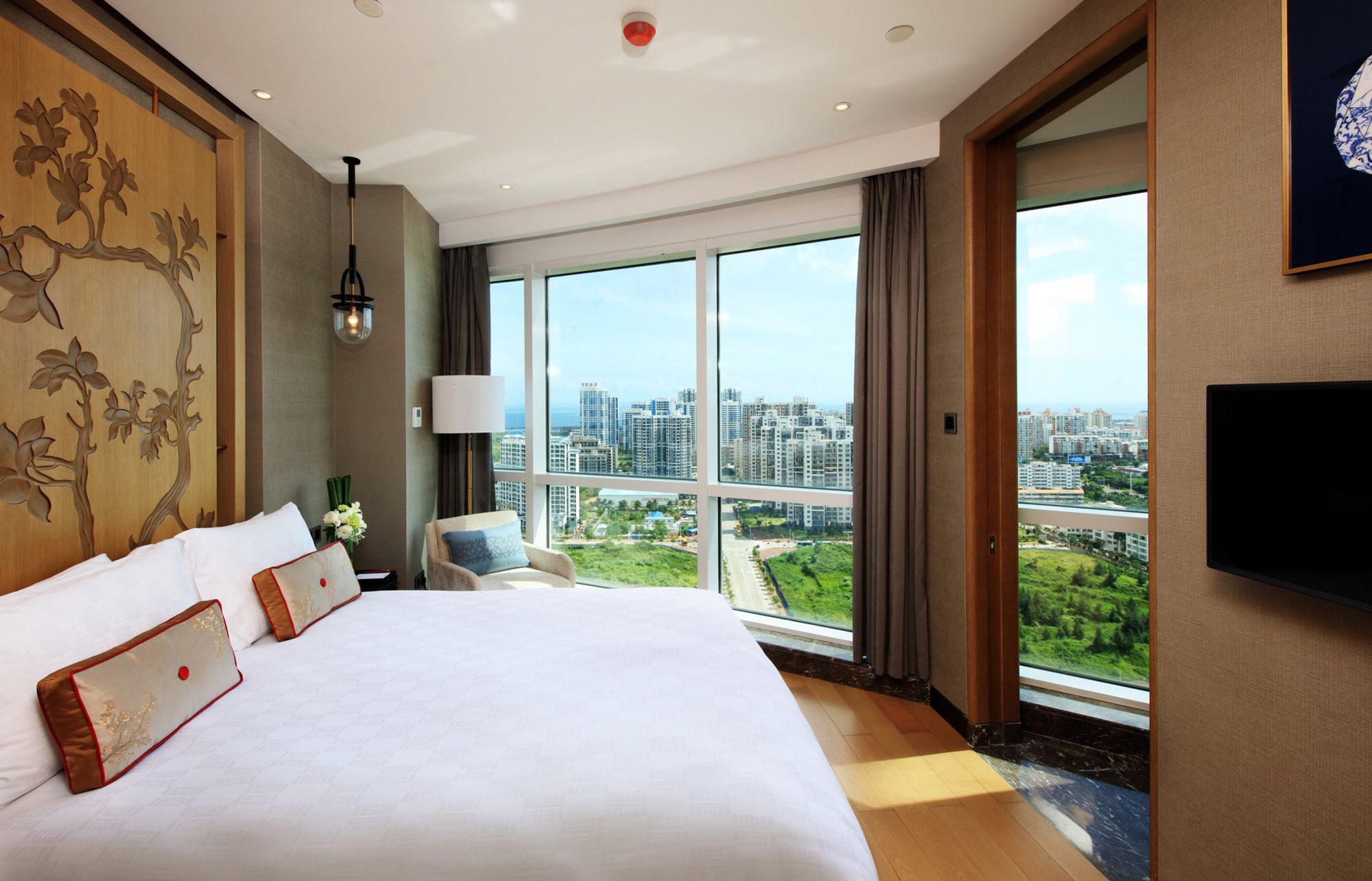 Hualuxe Hotels & Resorts Haikou Seaview in Haikou!