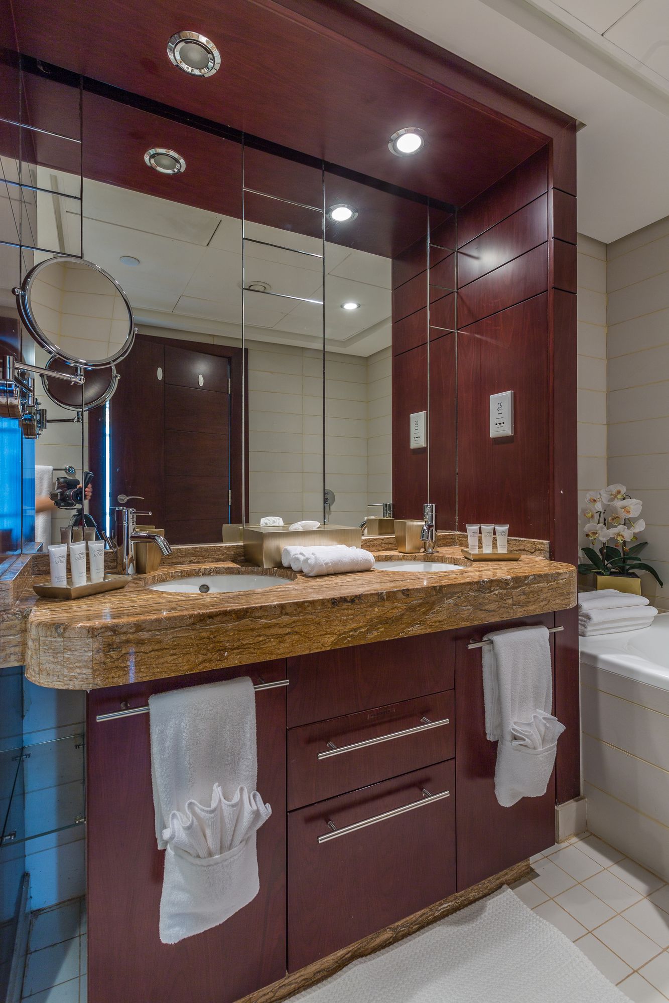 Faraway Homes - Burj Views Luxury