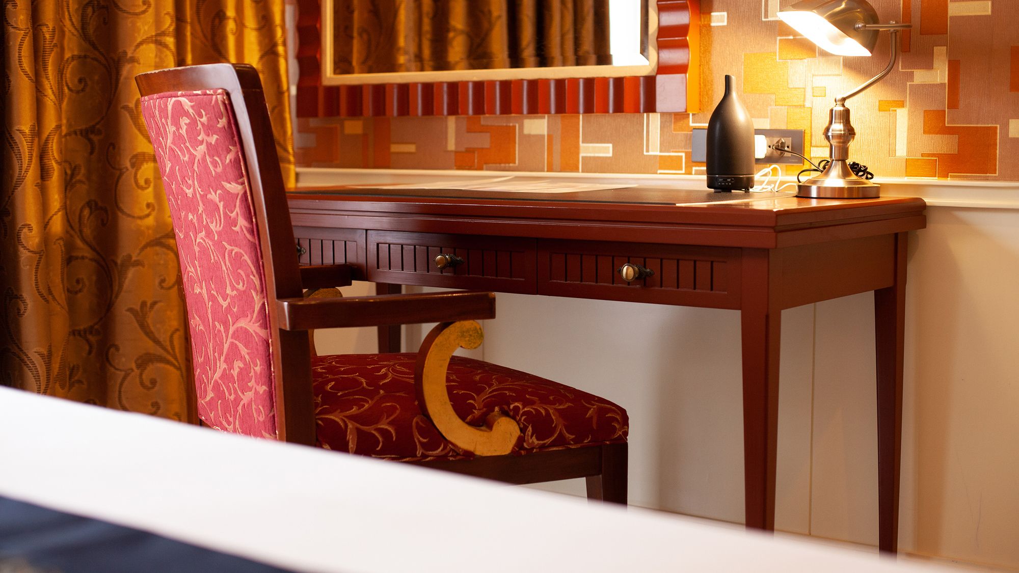 Floral Hotel · Dolphin Circle Pattaya