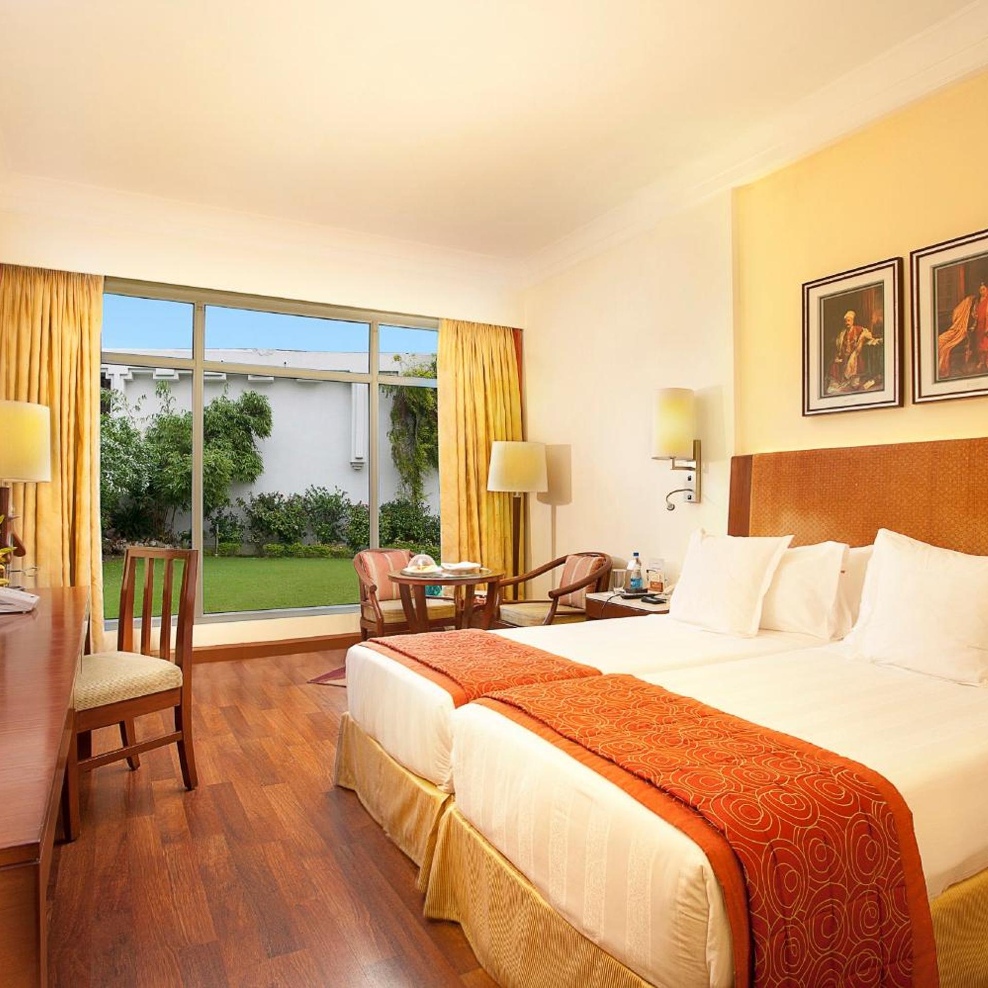 ROOM, TWIN BEDS
