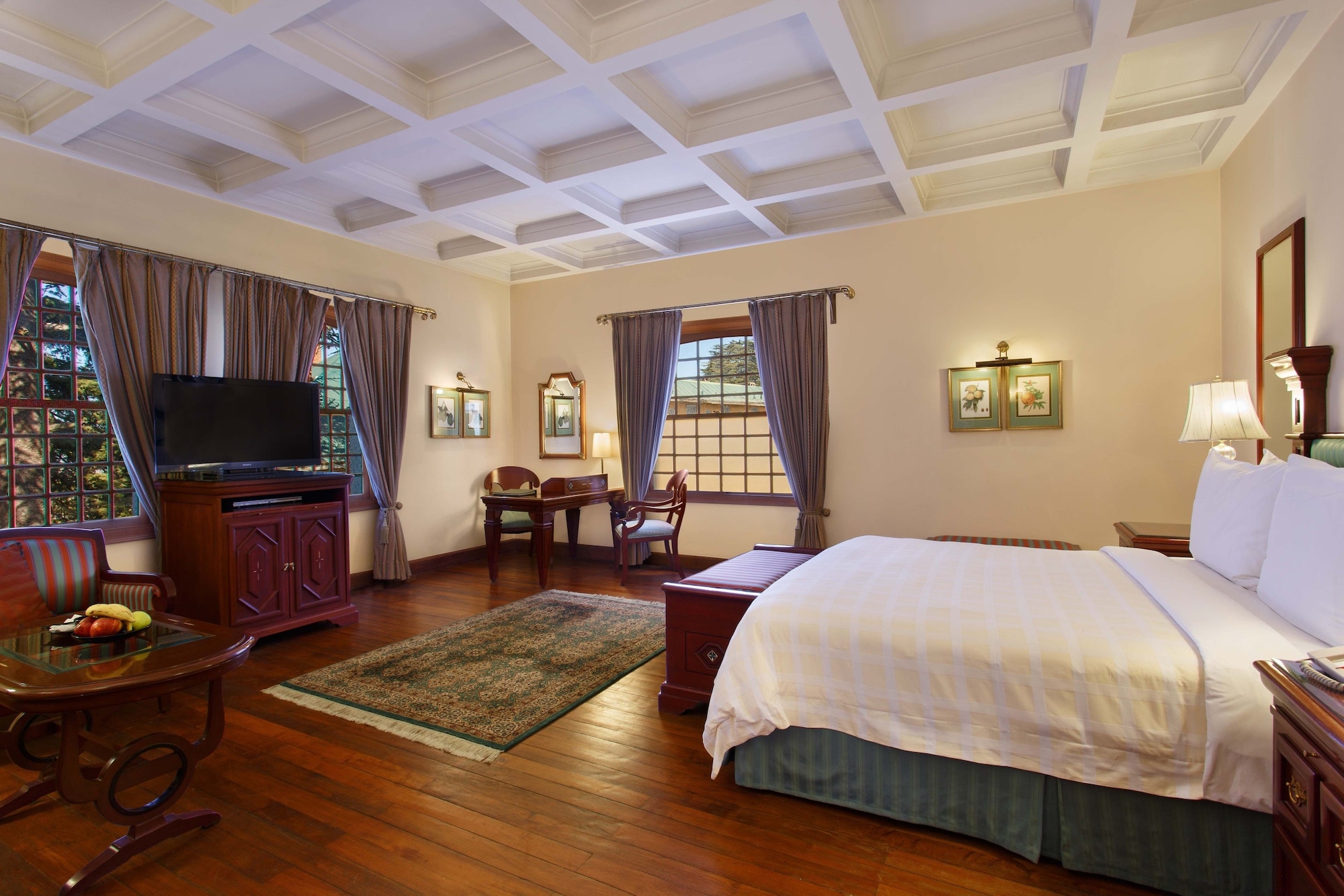 DELUXE, KING BED