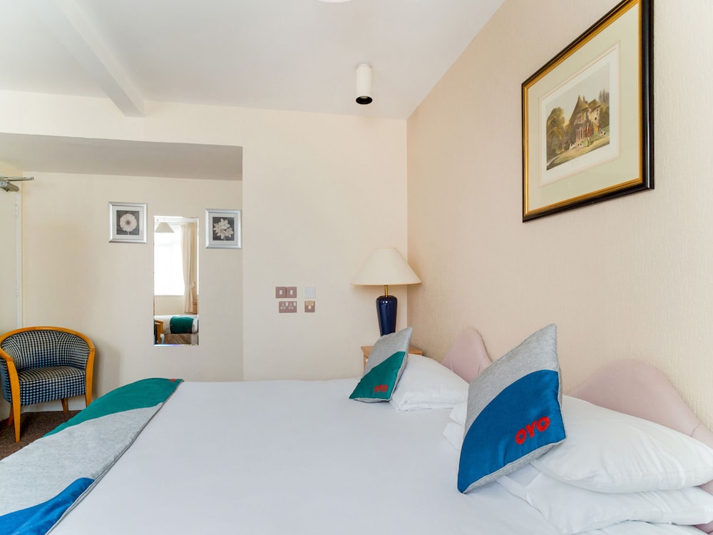 OYO The Palm Court Hotel