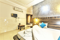 Zo Rooms MI Road