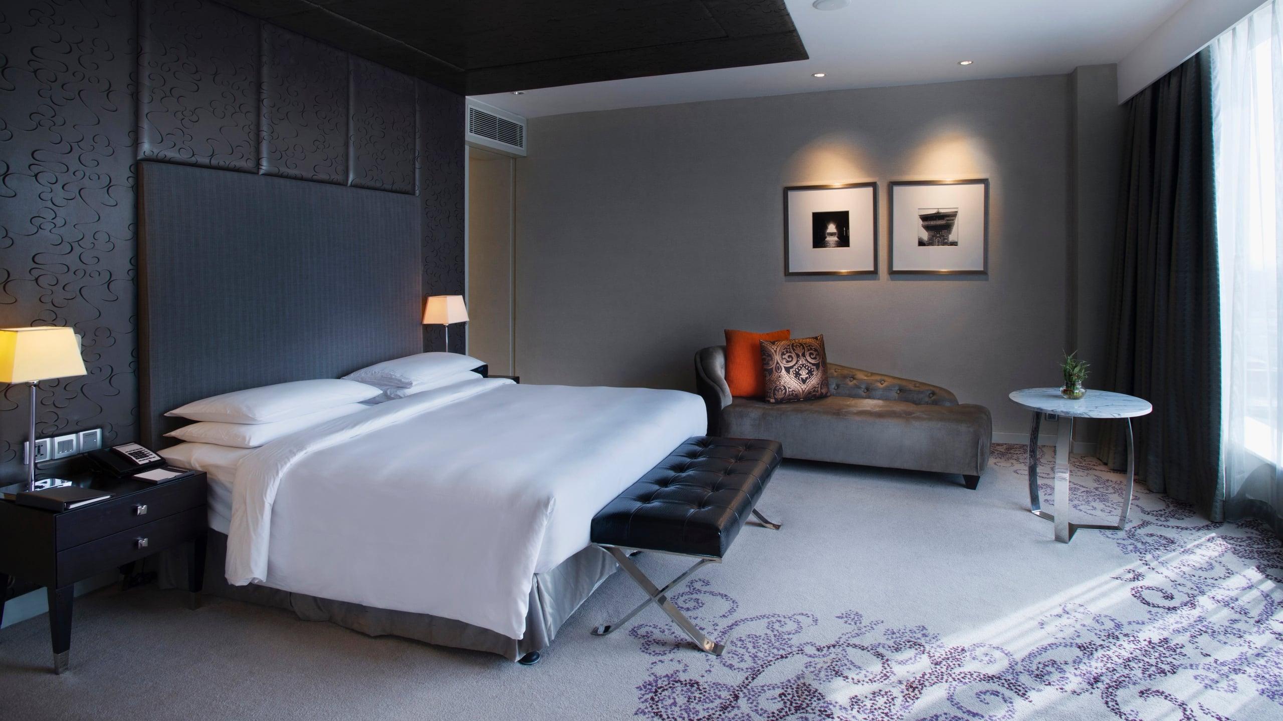 SUITE, KING BED