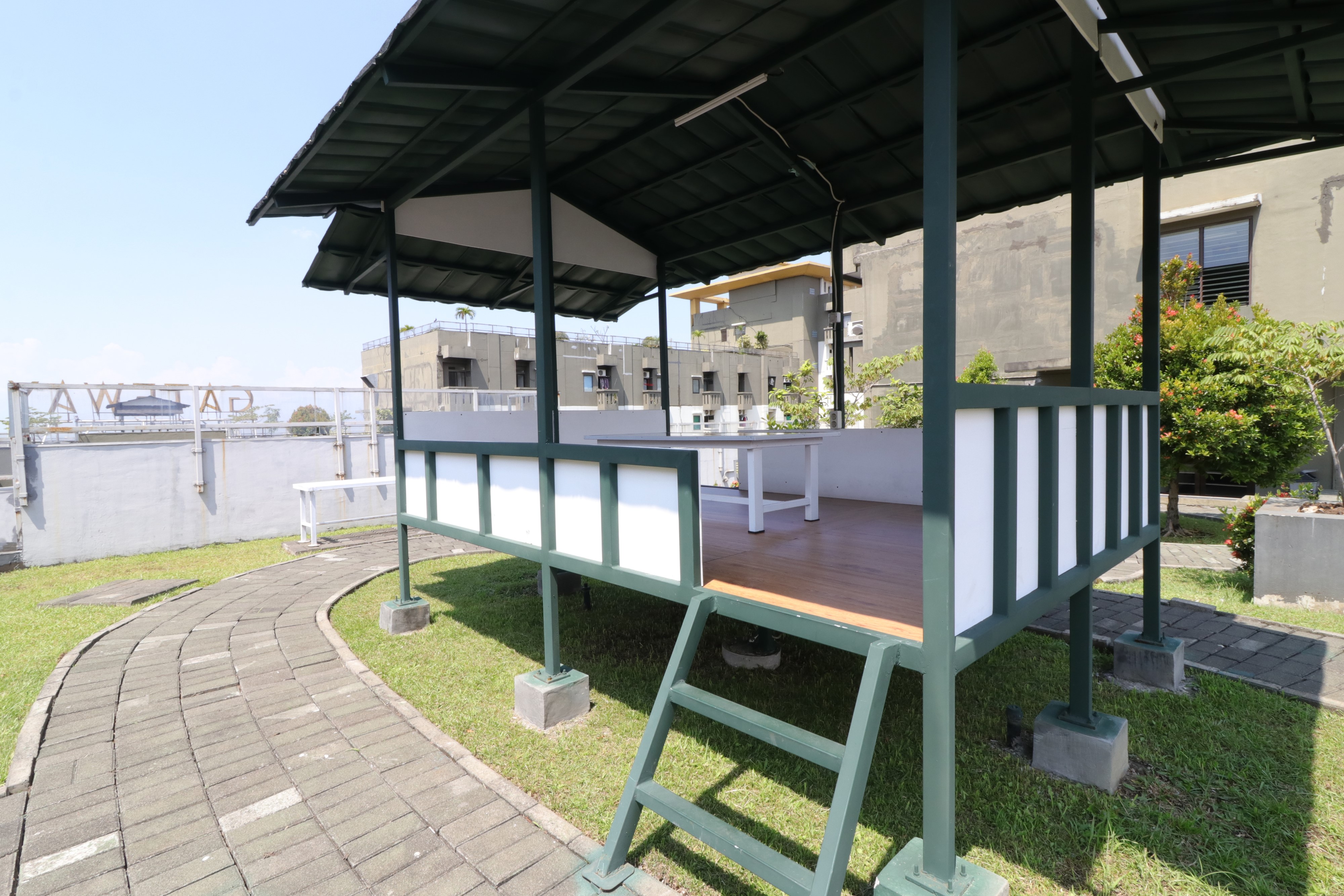 7 Point At Gateway Cicadas