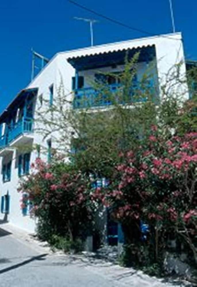 Barbouni Hotel and Studios