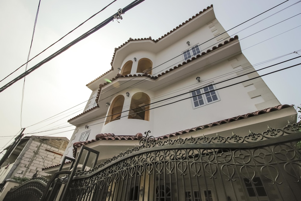 RedDoorz Plus @ Kwitang 2