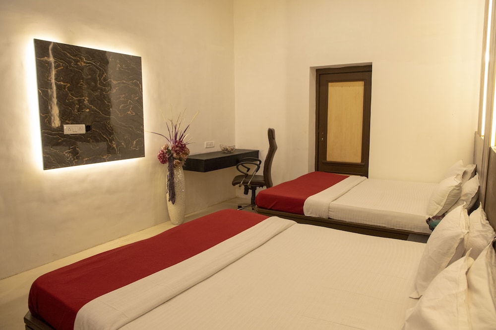Empire Royale Hotel