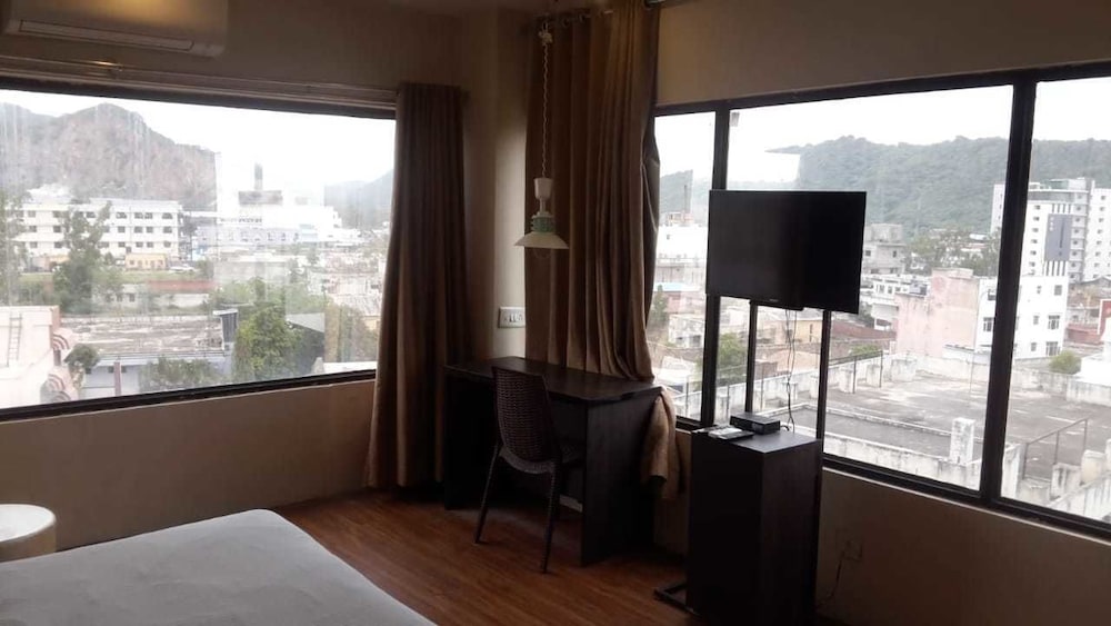 OYO 10325 Hotel Grand Harshal