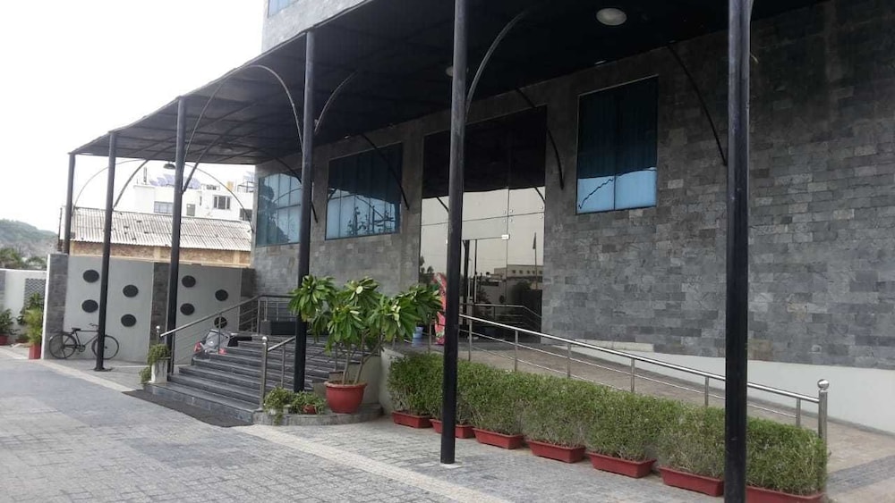 OYO 10325 Hotel Grand Harshal