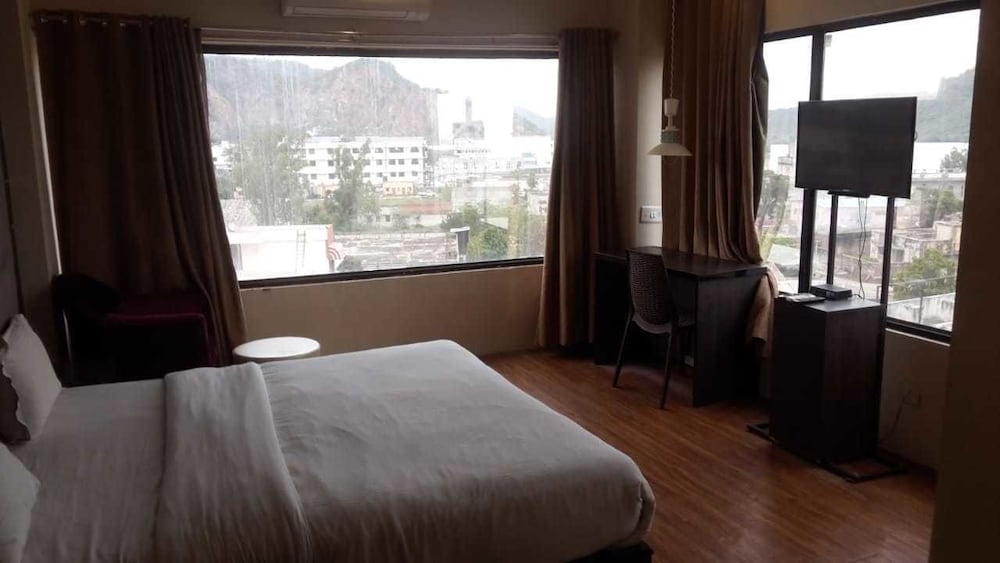 OYO 10325 Hotel Grand Harshal