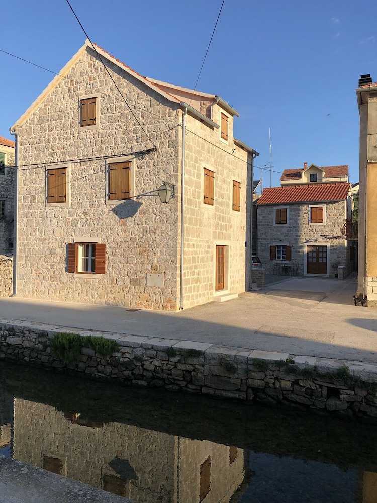 House Tia [VR]