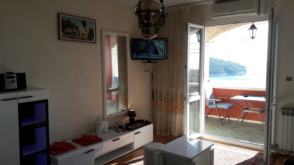 Rooms-House With Garden