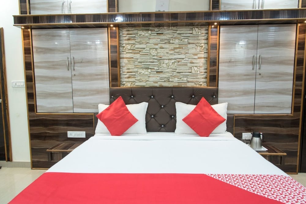 OYO 11868 RK RESIDENCY