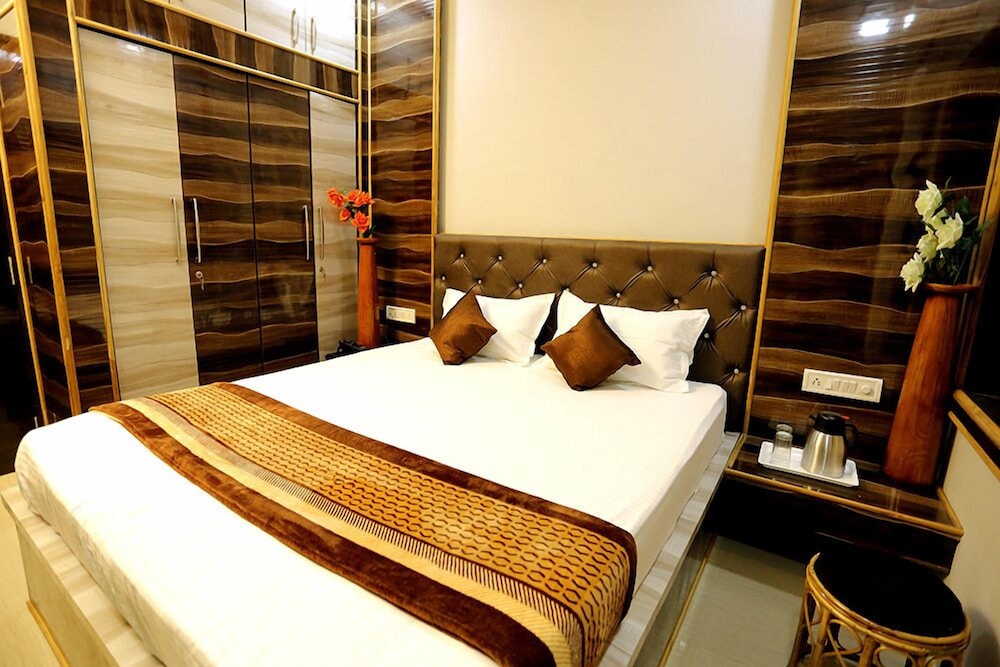 OYO 11868 RK RESIDENCY