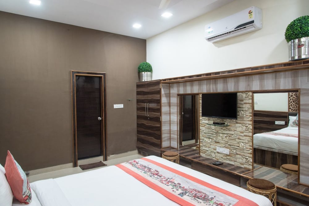OYO 11868 RK RESIDENCY