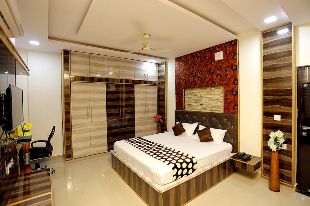 OYO 11868 RK RESIDENCY
