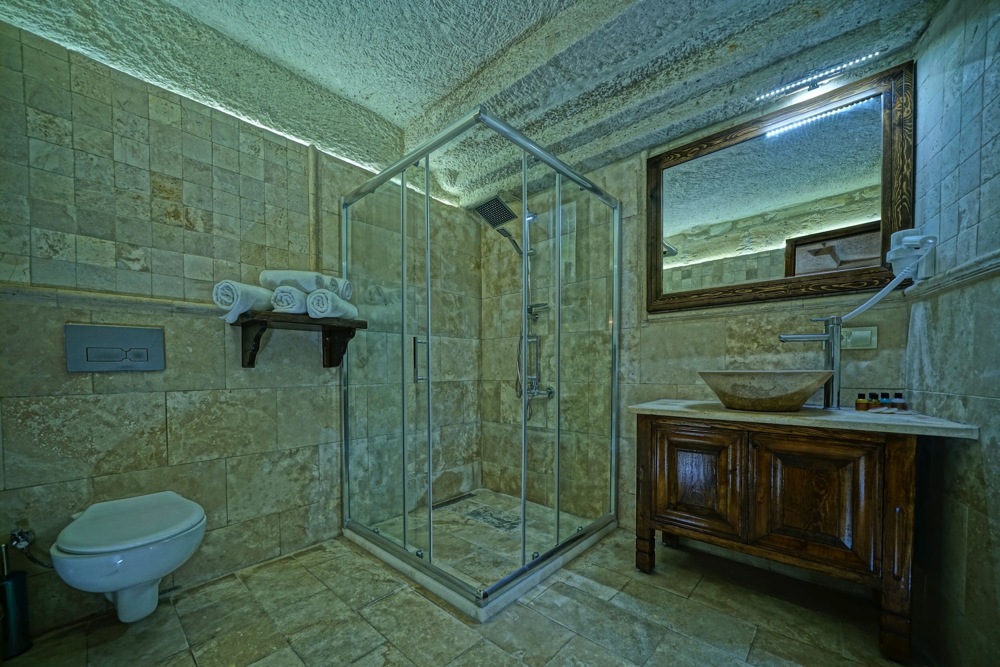 CASTLE CAVE HOUSE