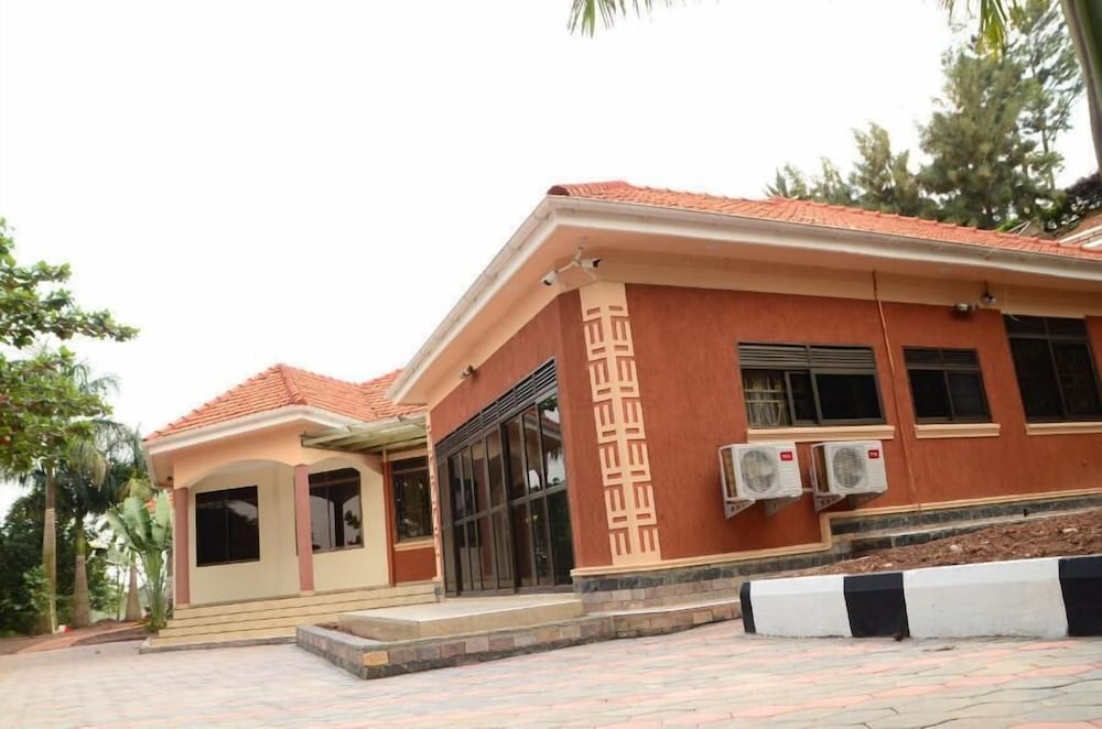 GEORGINA GARDENS HOTEL