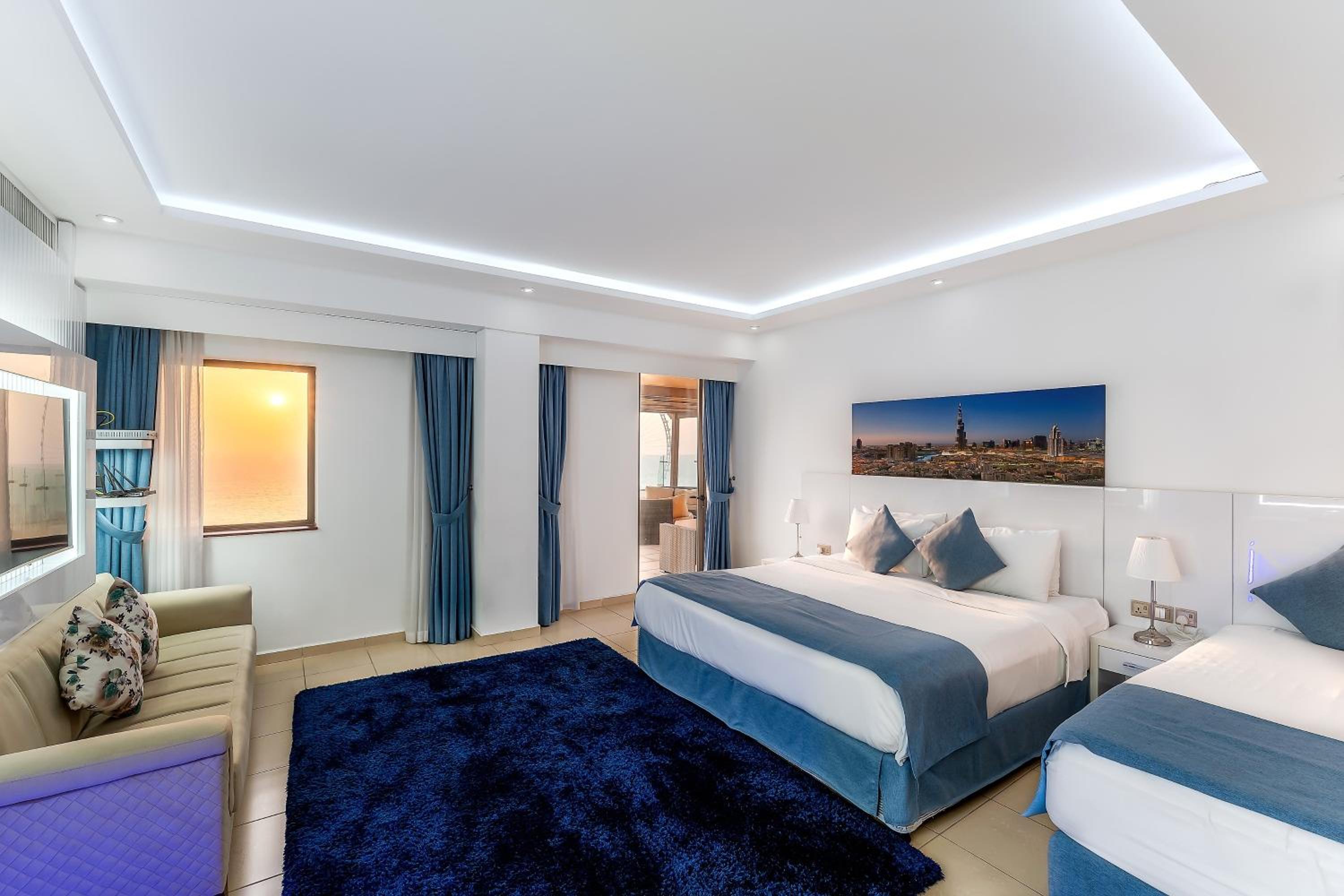 Dubai huge terrace Penthouse with pool