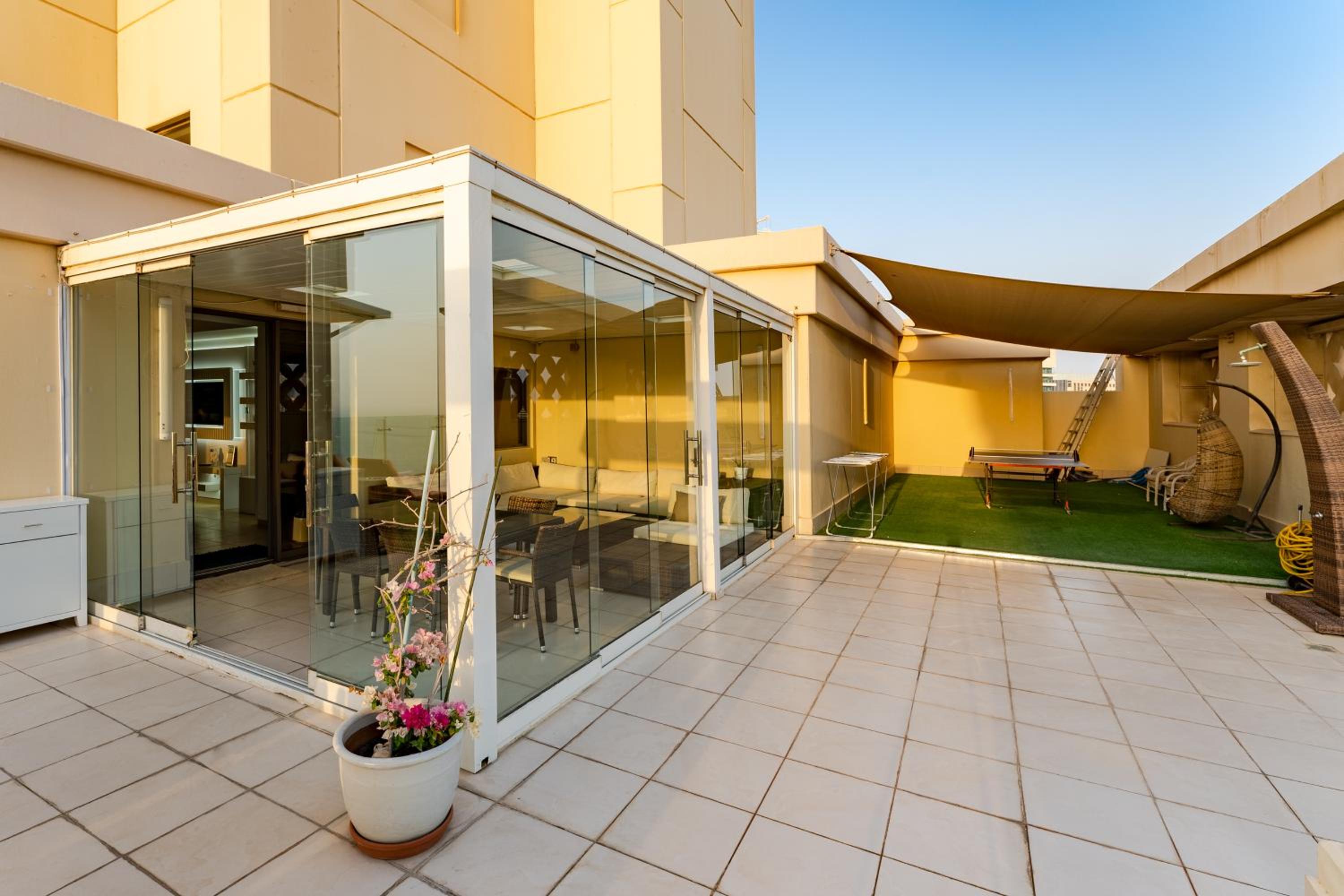 Dubai huge terrace Penthouse with pool