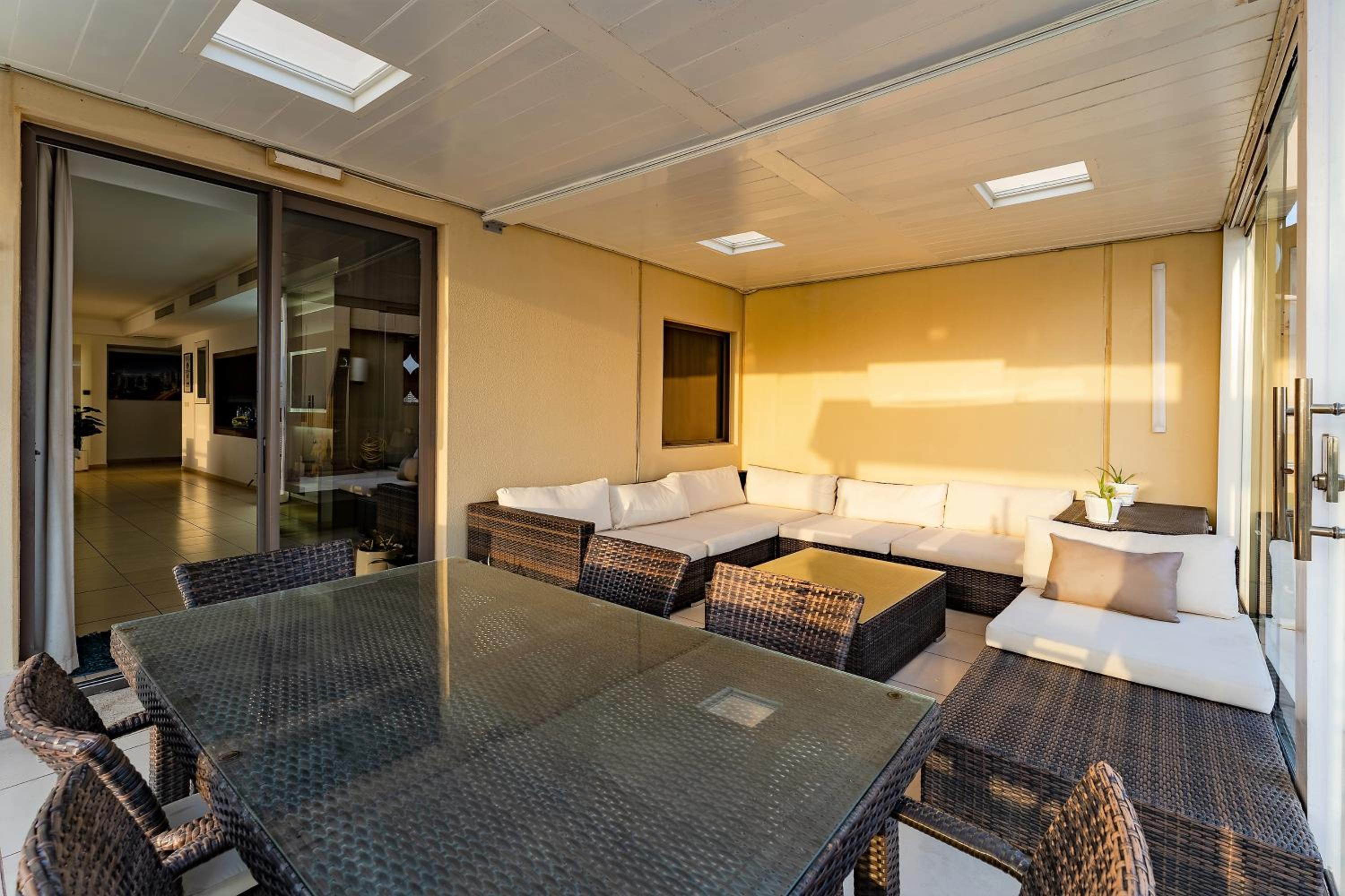 Dubai huge terrace Penthouse with pool