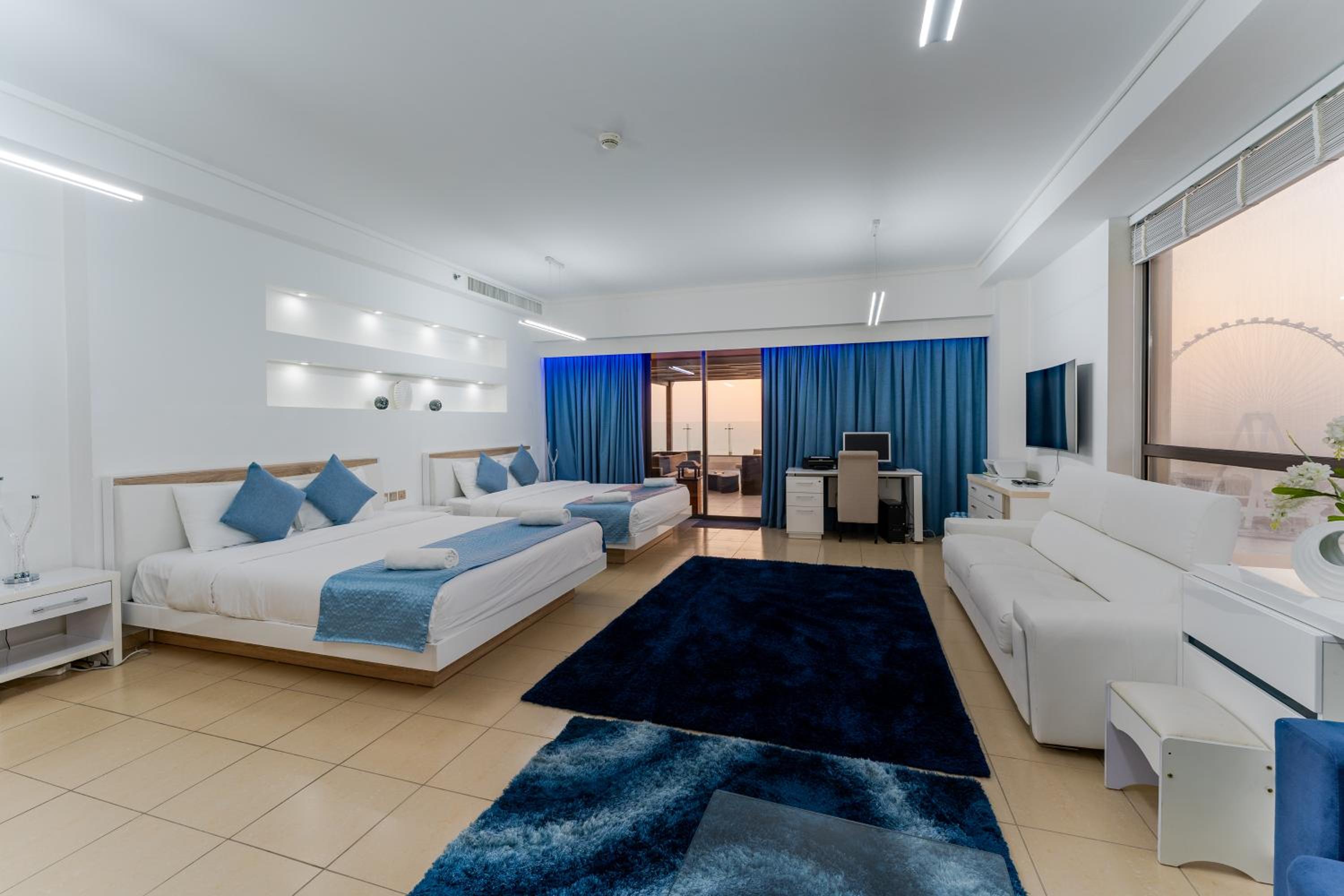 Dubai huge terrace Penthouse with pool