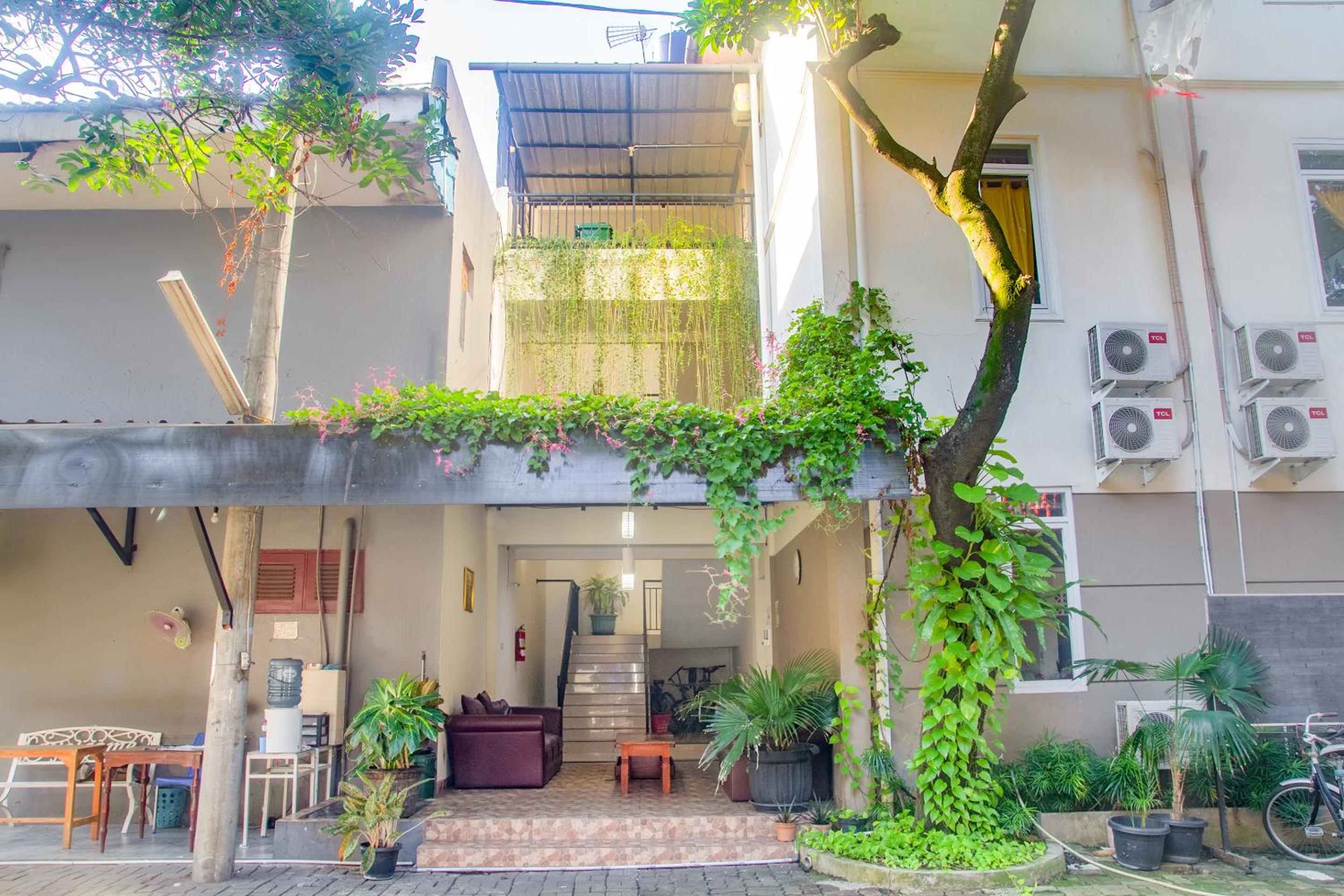 RedDoorz Plus near UPN Veteran Jakarta